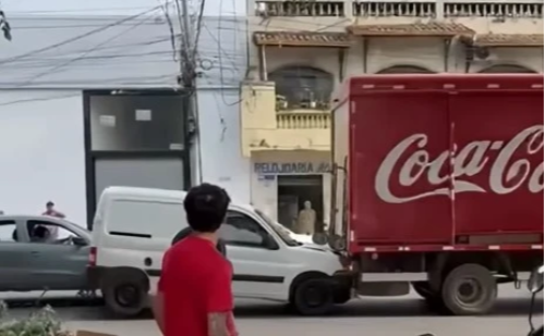Motorista de caminhão da Coca-Cola causa confusão e bate de propósito em carro em Governador Valadares