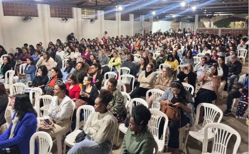 Timóteo retoma aulas com acolhimento e palestra para educadores