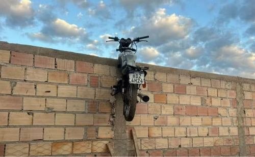 Tentativa de roubo termina com moto pendurada em muro em Minas
