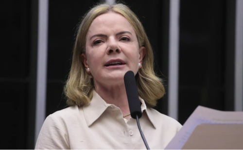 Gleisi Hoffmann parabeniza Motta e Alcolumbre por retomada do Congresso