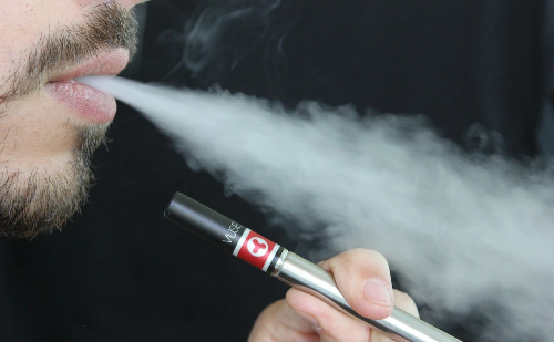 Cigarro eletrônico aumenta risco de infarto, AVC e doenças pulmonares, com impacto maior sobre jovens