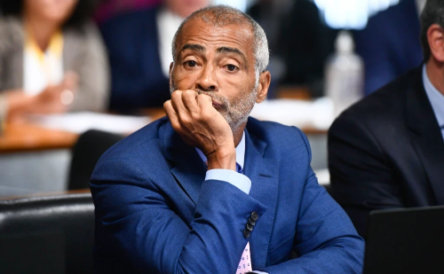 Romário reage às críticas e afirma manter posição política