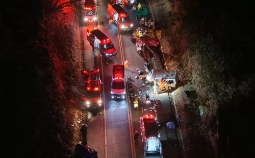 Colisão entre carro e van deixa quatro mortos e 16 feridos na BR-452 em Uberlândia
