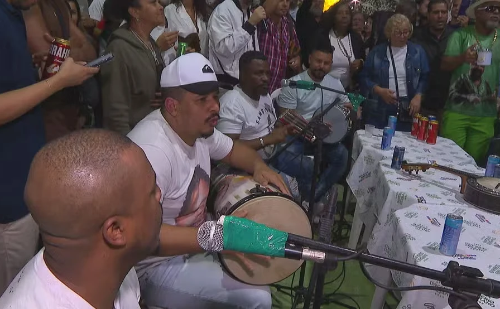 Velório com cerveja, batuque e rituais do candomblé e roupas brancas reúne amigos de Arlindo Cruz