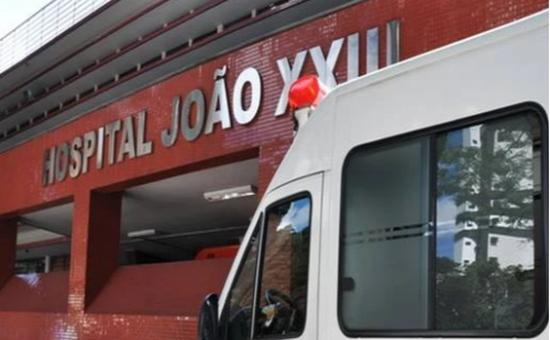 Jovem é esfaqueada pelo namorado e fica com faca cravada na barriga em BH