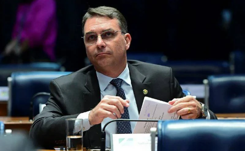 Empresa aérea condenada a pagar R$ 11 mil a Flávio Bolsonaro