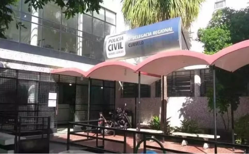 Homem é preso ao jogar gasolina em mulher e tentar atear fogo usando isqueiro