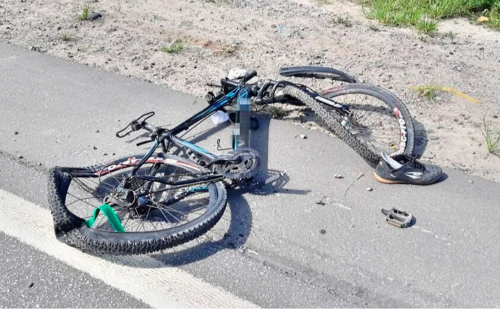 Ciclista morre ao colidir com placa irregular e família será indenizada