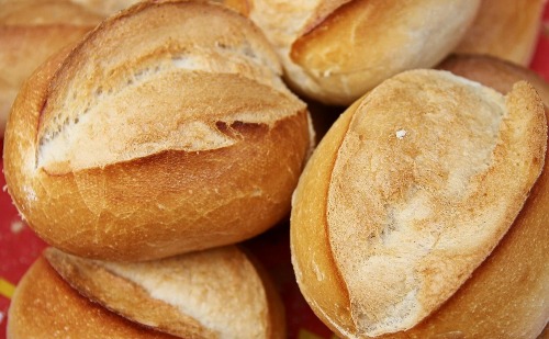 Jovem de 15 anos colocou veneno de rato em pães para tentar matar a mãe
