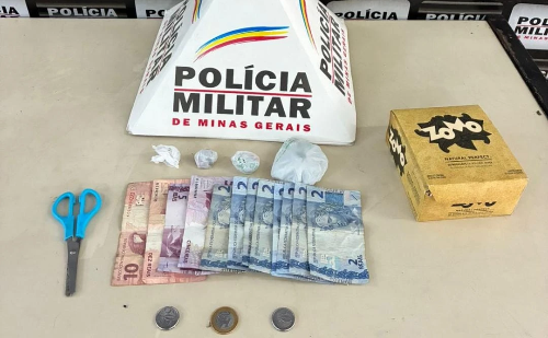 Jovem é preso por tráfico de drogas em praça de João Monlevade