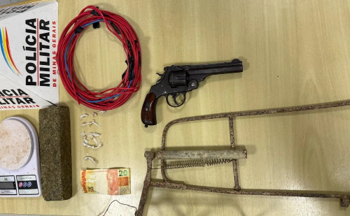 Ação policial em Ipatinga termina com cinco detidos e apreensão de drogas e armas