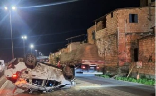 Mulher morre após ser arremessada de carro em capotamento no Anel Rodoviário de BH