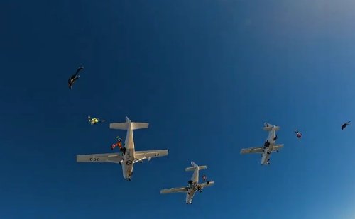 Mineiro tenta recorde mundial em salto com 200 paraquedistas nos EUA