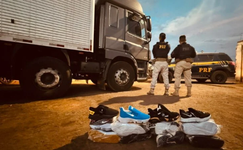Caminhão com 14 mil pares de calçados falsificados é parado na BR-251