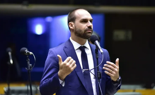 Hugo Motta envia ao Conselho de Ética pedidos de cassação contra Eduardo Bolsonaro
