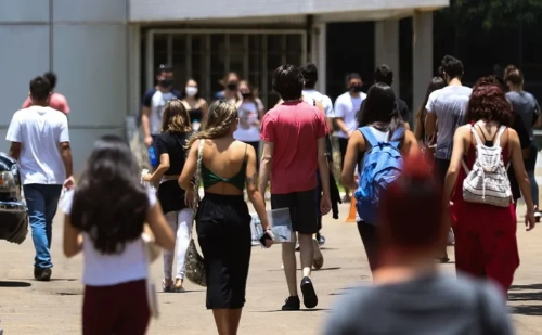 Matrículas caem nas faculdades privadas em 2025 com forte queda na EAD