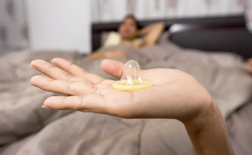 Estudo aponta que homens em relações estáveis usam menos preservativo