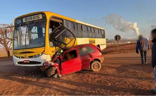 Motorista morre após carro ficar preso embaixo de ônibus rural em Platina (SP)
