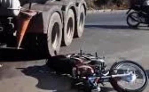 Motociclista de 18 anos sem habilitação bate em carreta e morre em Timóteo