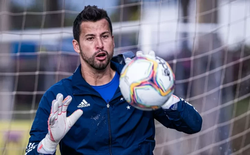 Aos 43 anos, Fábio atinge 1.390 jogos e iguala maior marca da história do futebol
