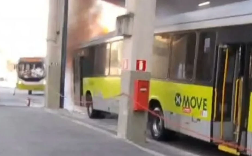Ônibus do Move pega fogo na Estação Vilarinho, em BH