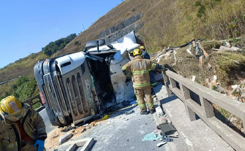 Caminhoneiro de 50 anos morre após capotamento na BR-265 em Minas Gerais