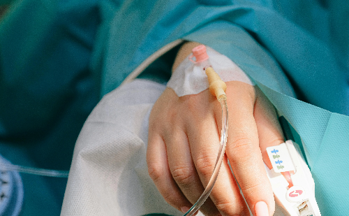 Funcionária será indenizada após acidente de trabalho com sangue contaminado em clínica de BH