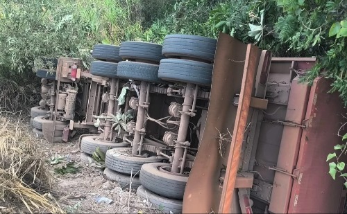 Carreta carregada de minério tomba na MGC-120 em Nova Era e motorista fica ferido