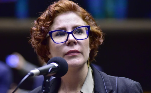 Justiça italiana mantém Carla Zambelli em prisão fechada