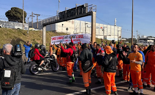 Garis protestam por justiça após morte de colega durante coleta de lixo