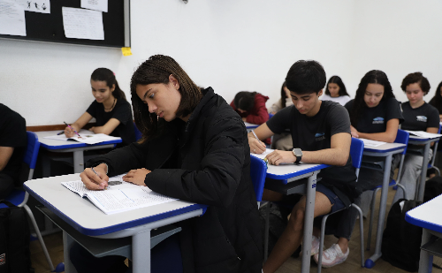 Mais de 400 mil alunos fazem simulado do Enem em escolas estaduais de MG