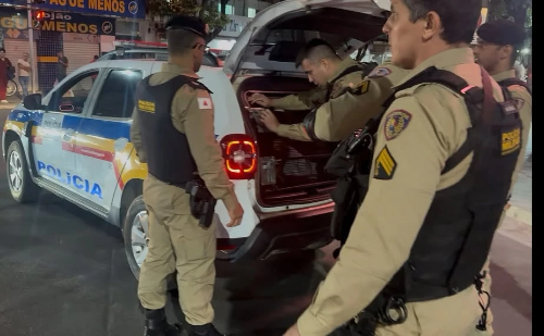 Homem é preso após furtar supermercado, causar confusão em igreja e danificar veículos em Caratinga