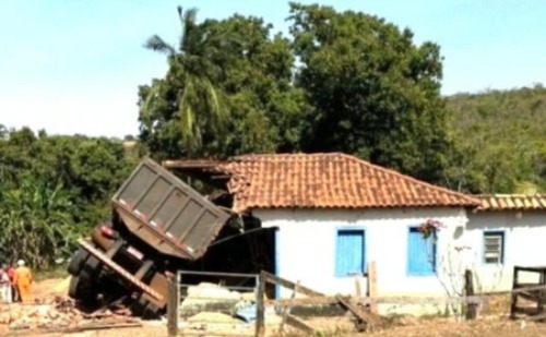 Idosa fica ferida após caminhão atingir casa no Triângulo Mineiro