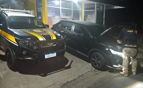 Homem é preso com carro roubado e adulterado na BR-381 em Jaguaraçu