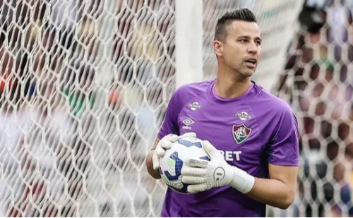 Fluminense: Fábio quebra recorde mundial e estampa capa de jornal inglês