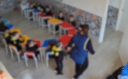 Professora é presa após agredir criança de 4 anos com livros em Caxias do Sul
