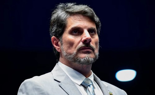 Marcos do Val desafia STF e exibe tornozeleira em transmissão ao vivo