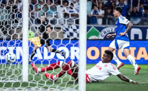 Cruzeiro vence o Inter com golaços e encosta na liderança