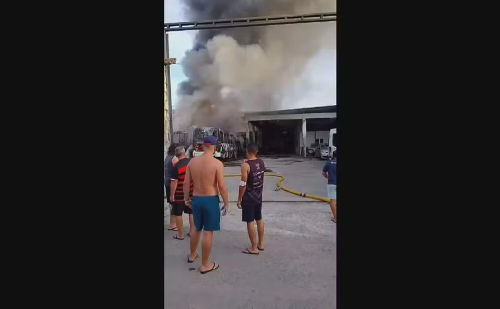 Fogo consome garagem de ônibus de turismo em Duque de Caxias