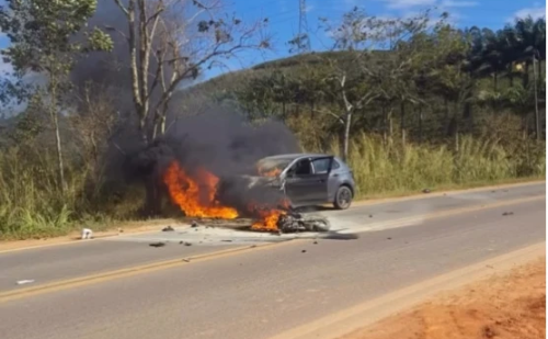 Vídeo: carro e moto batem de frente, pegam fogo e deixam dois mortos na LMG-823