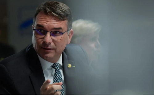Mãe e avós de Flávio Bolsonaro são feitos reféns durante assalto em Resende