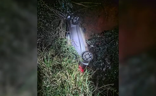 Após batida, carro despenca em ribanceira na SP-287 em Piraju