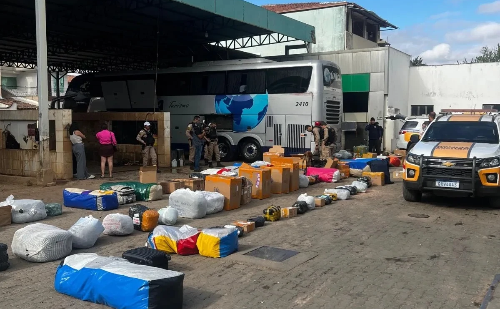Polícia apreende eletrônicos sem nota fiscal em ônibus na BR-381 em Governador Valadares