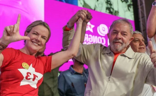 Internautas lembram planos do PT para pedir asilo a Lula