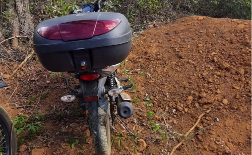 Motocicleta furtada é recuperada pela PM em trilha de Ipatinga