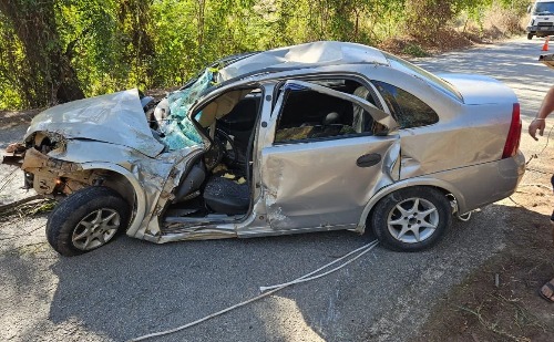 Policial penal e passageiro ficam feridos após carro cair em ribanceira em Mesquita
