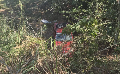 Carro cai em buraco após desviar de animal na LMG-820 em São Domingos do Prata