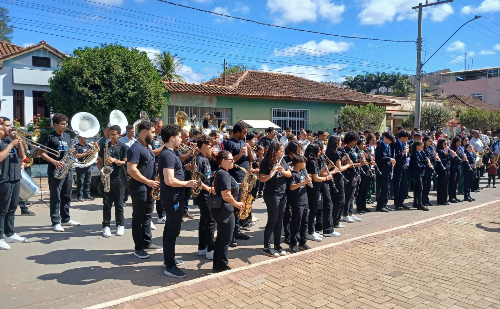 Banda TOM de Ipatinga se apresenta em encontro em Santo Antônio do Grama