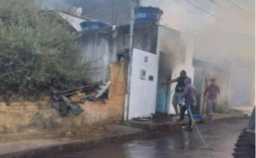Após tentativa de resgate por vizinhos, idoso morre em incêndio em MG