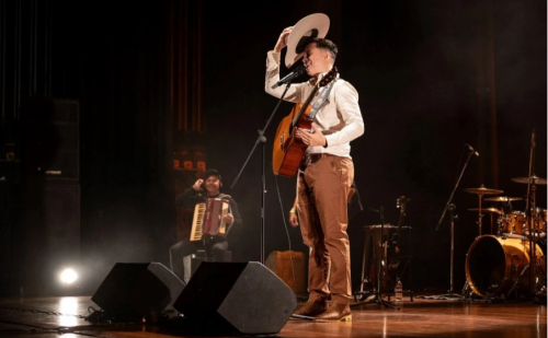 Cantor ipatinguense Hyuri Luna grava DVD ao vivo na Festa do Produtor Rural de Bugre